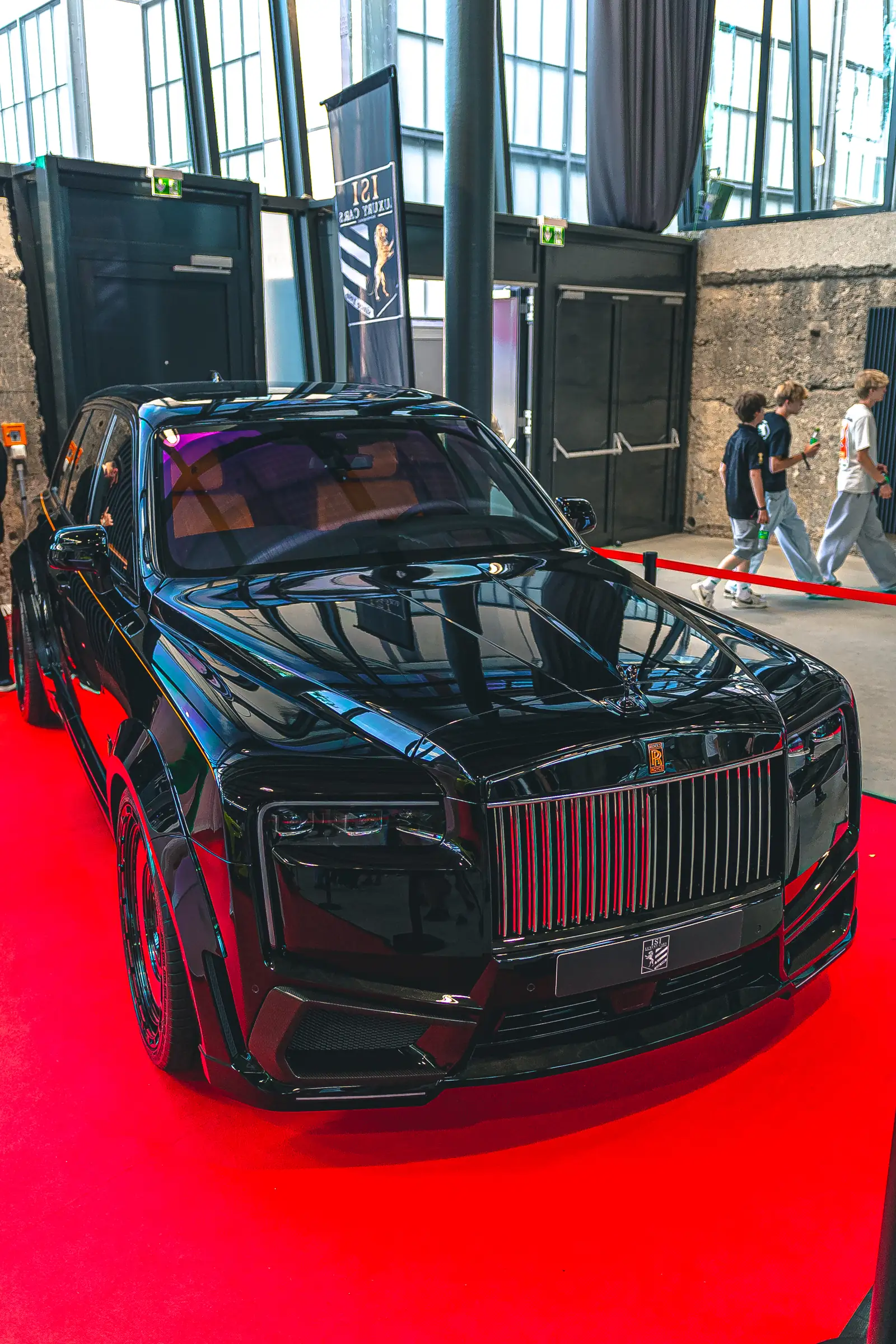 Schwarzer Rolls-Royce Cullinan von Mansory auf dem roten Teppich
