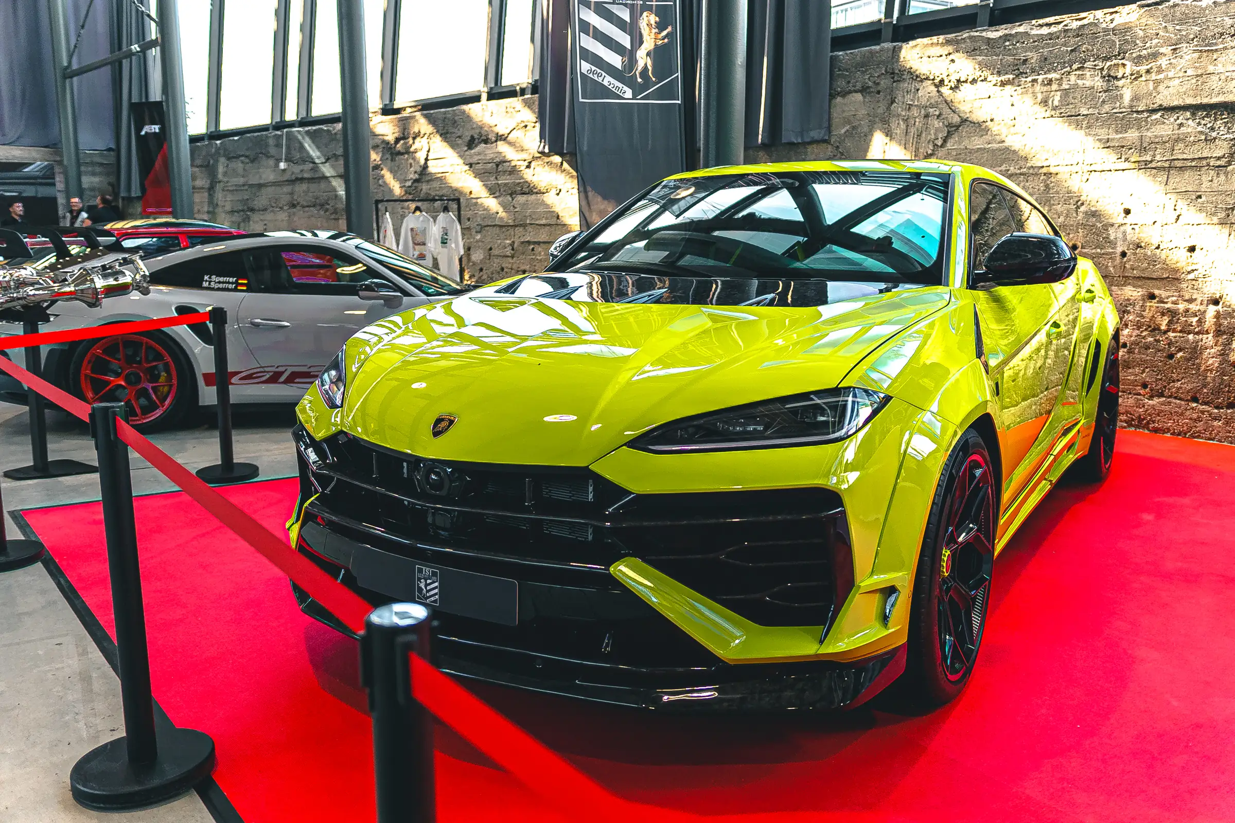 Limettengrüner Lamborghini Urus auf dem roten Teppich