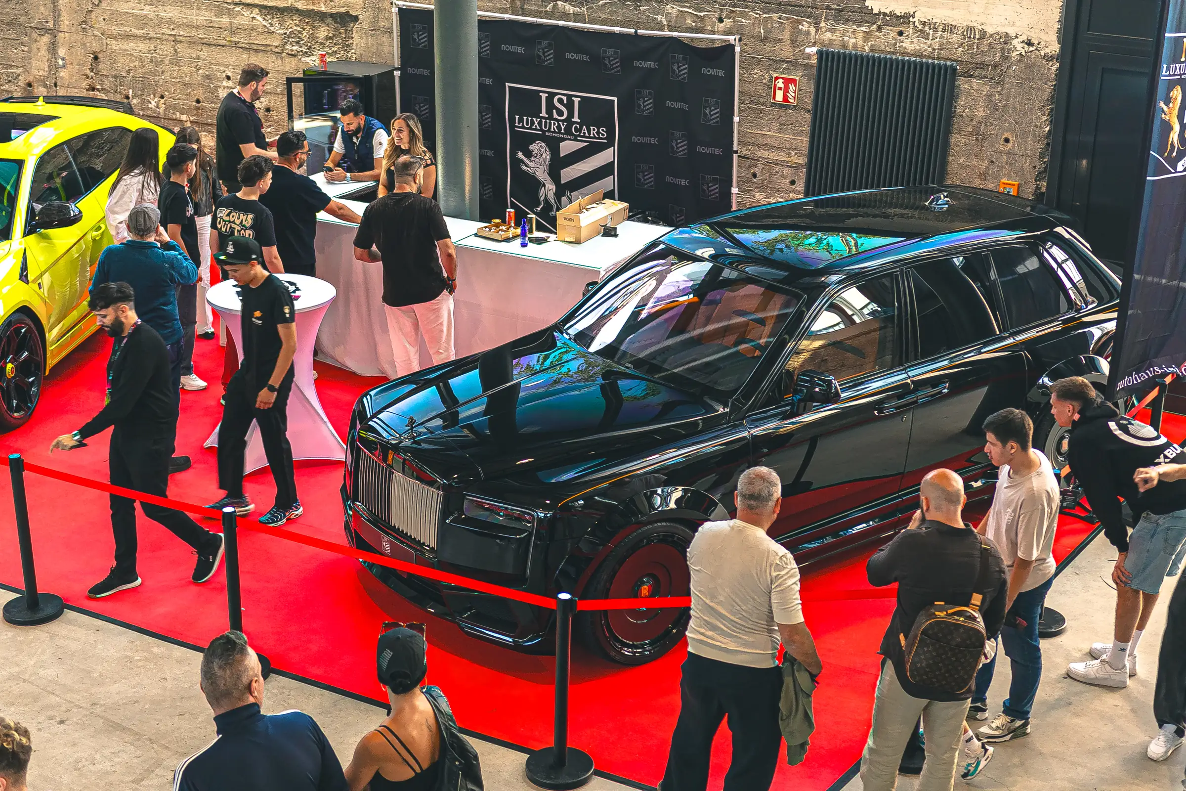 Besucher am Stand von Autohaus ISI
