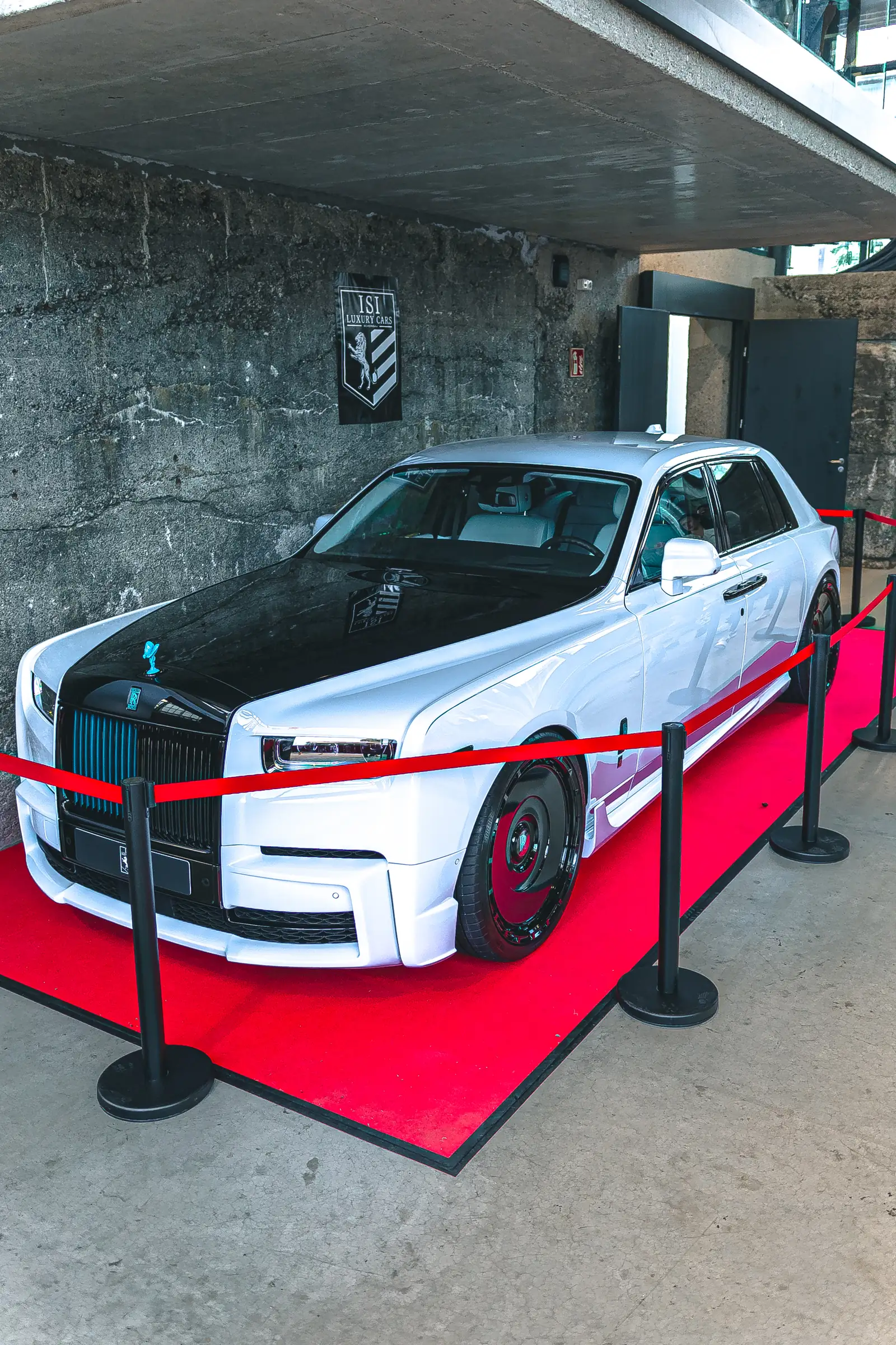 Weißer Rolls-Royce Phantom auf dem roten Teppich, Hochformat