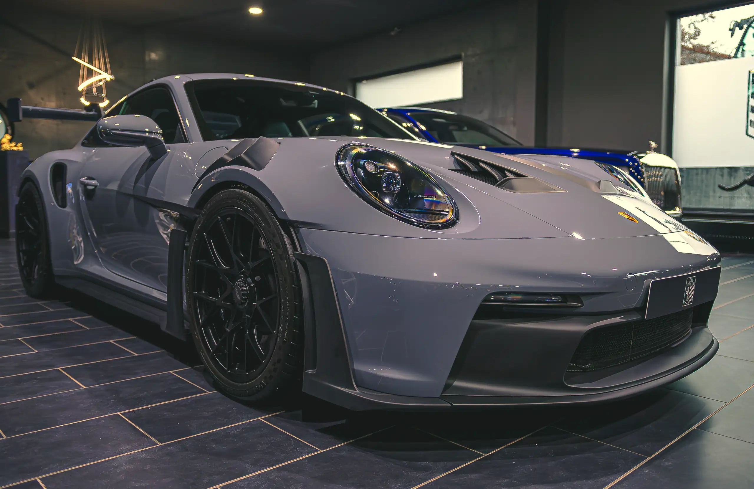 Grauer Porsche 911 GT3 RS im Showroom von Autohaus ISI