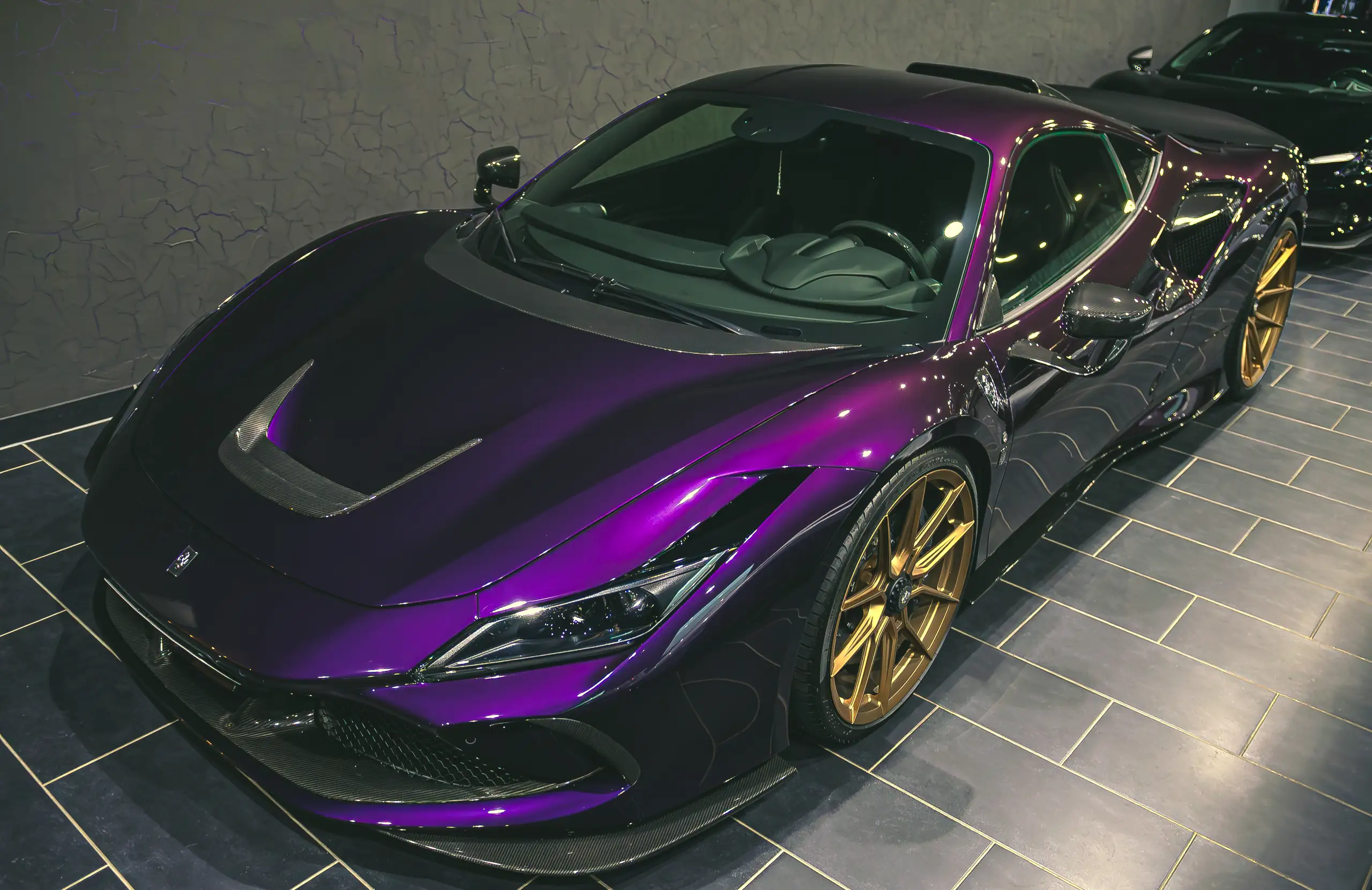 Ferrari in Lila-Chrom mit goldenen Felgen im Showroom