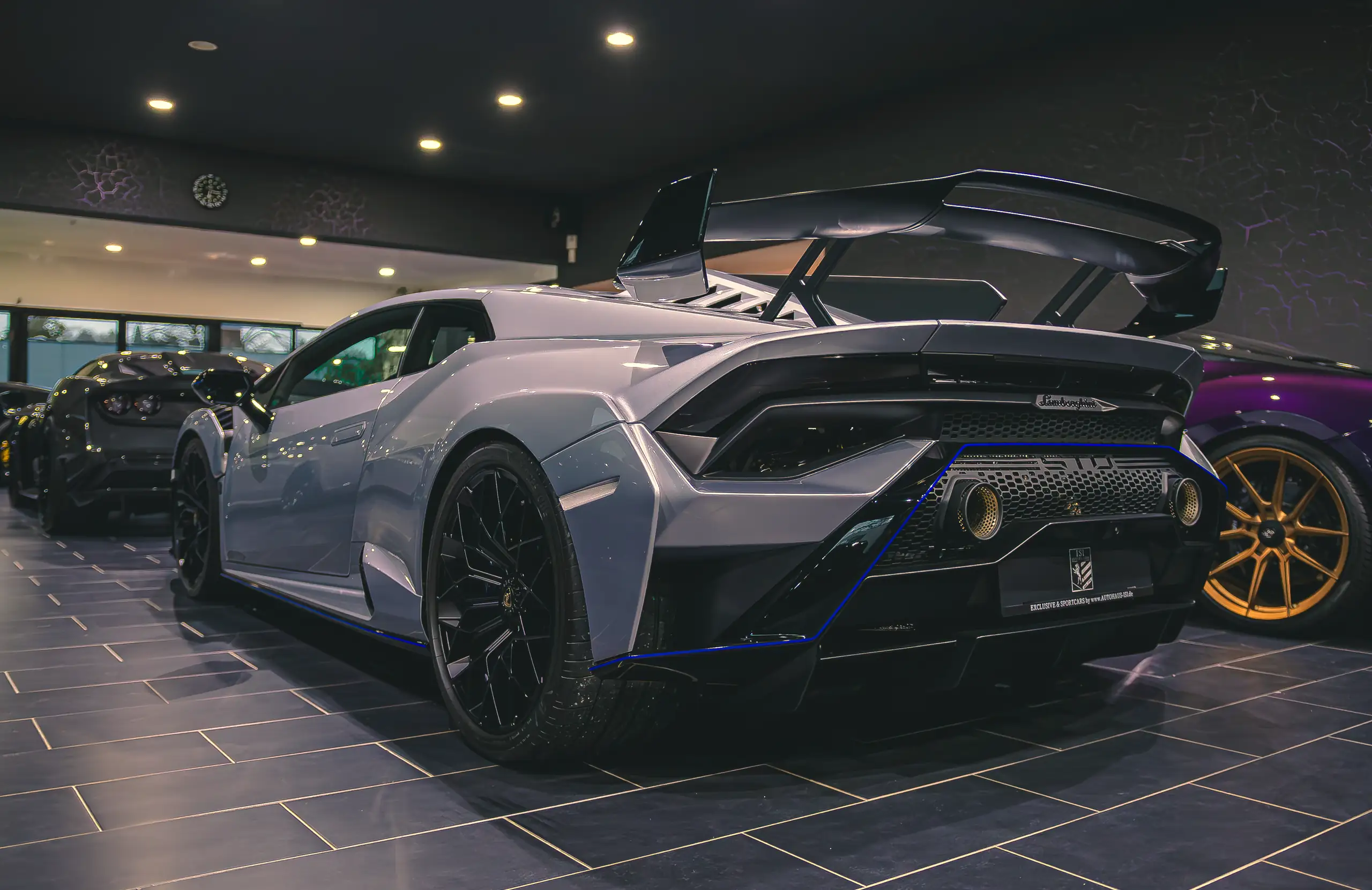 Grauer Lamborghini Huracán STO mit großem Heckflügel