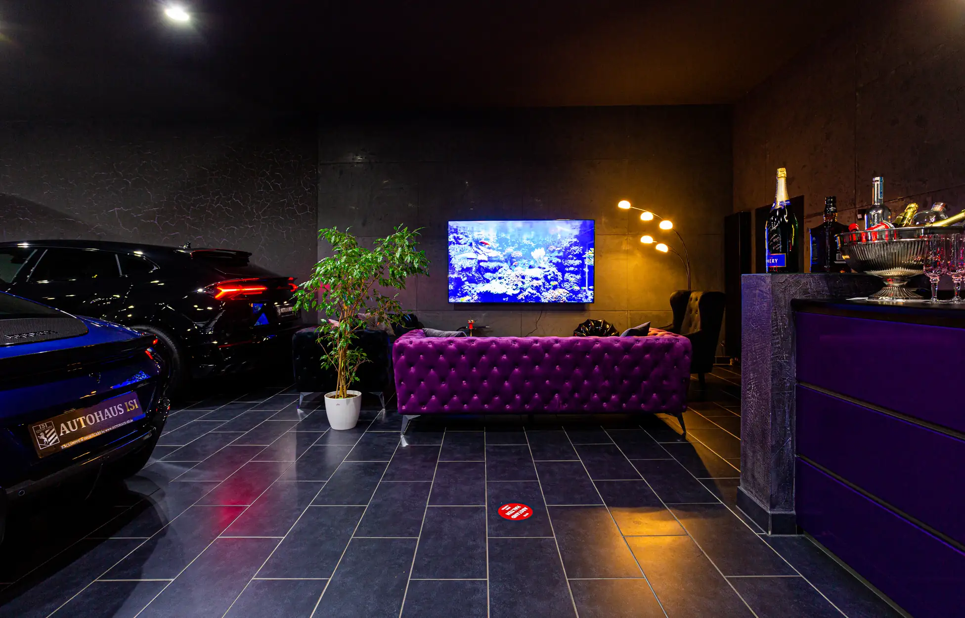 Lounge-Bereich im Autohaus ISI