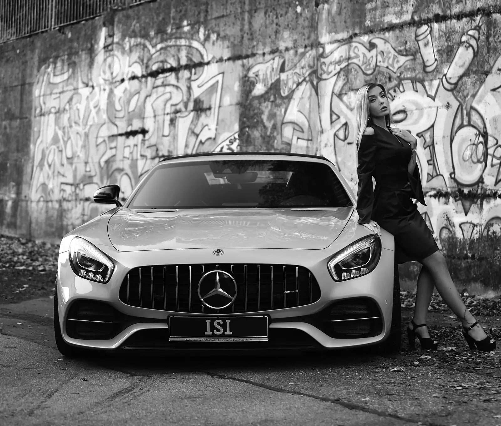 Modelshooting mit einem Mercedes-AMG GT vor einer Graffitiwand, Schwarz-Weiß-Aufnahme