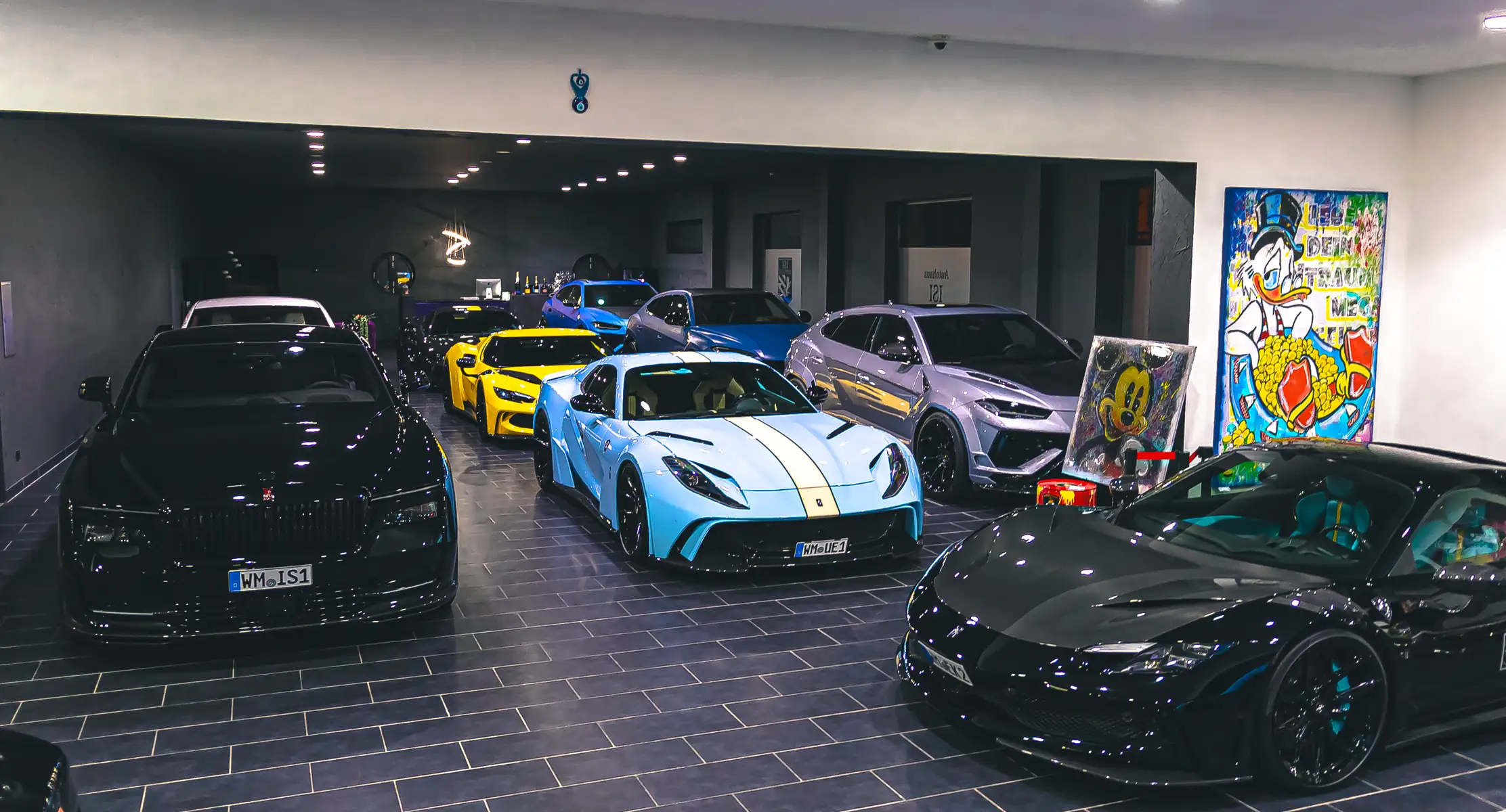 Weiter Blick in die Showroom-Halle von Autohaus ISI