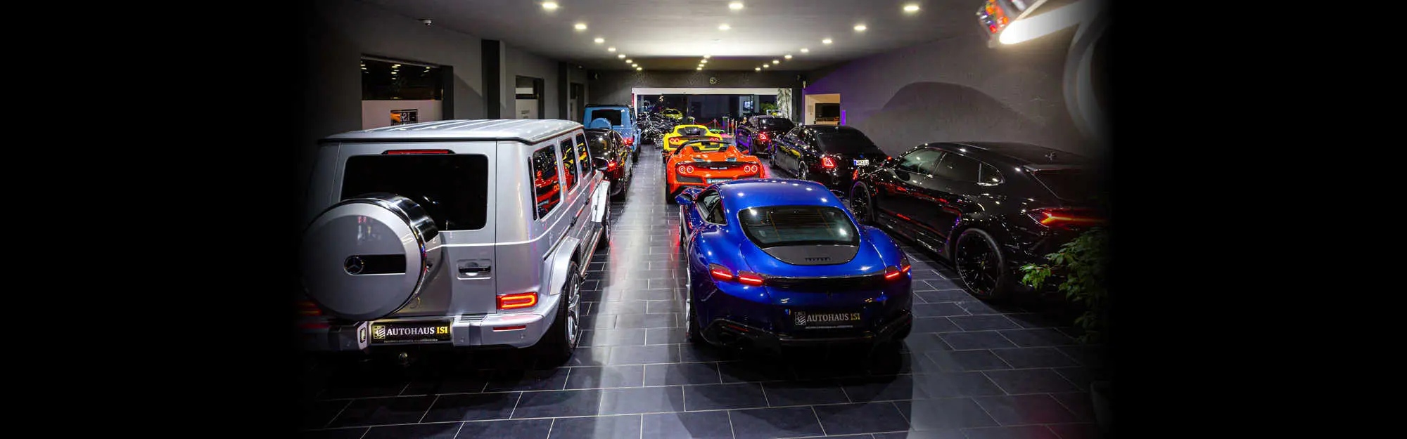 Übersicht der Showroom-Halle von Autohaus ISI