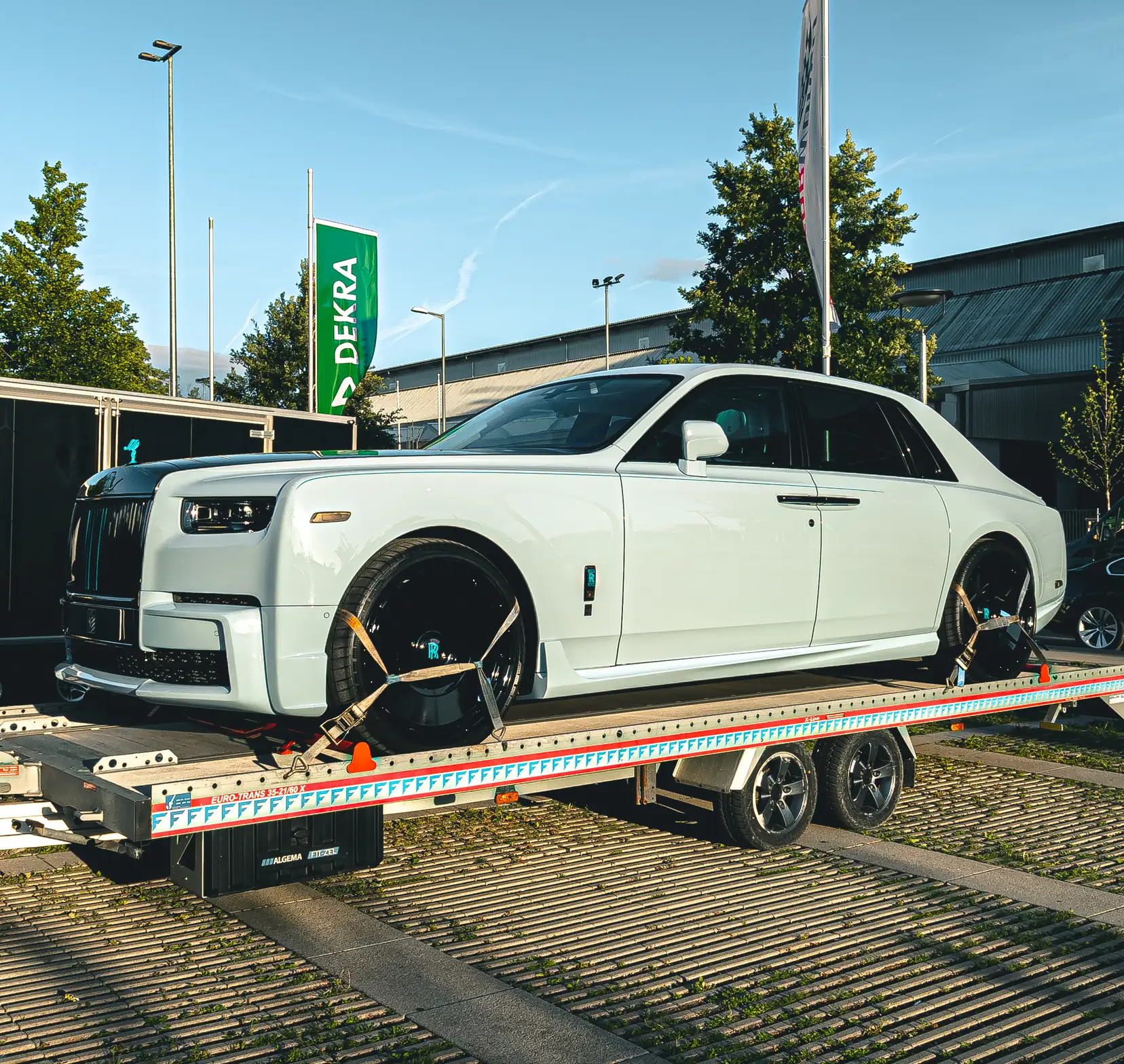 Weißer Rolls-Royce Phantom auf dem Autotransporter