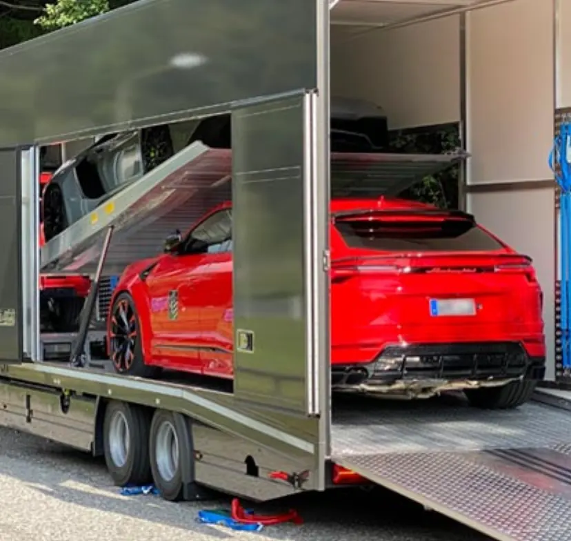 Fahrzeug wird in einen geschlossenen Transporter verladen