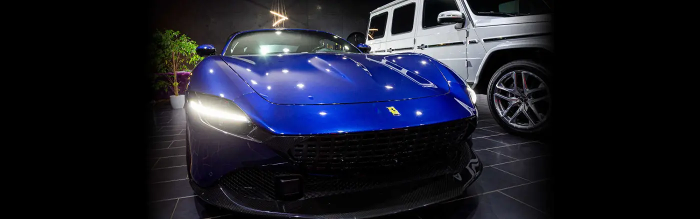 Oranger Ferrari im Showroom von Autohaus ISI
