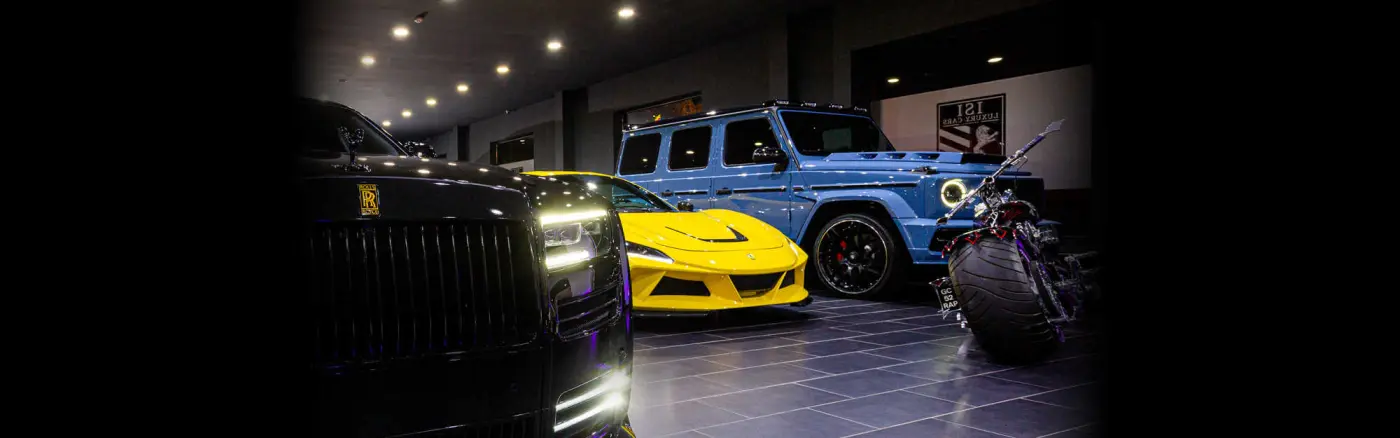 Fahrzeuge im Showroom von Autohaus ISI