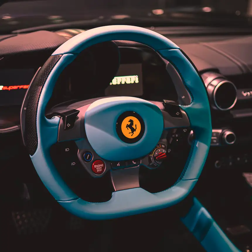 Lenkrad eines Ferrari, bezogen in türkisfarbenem Leder