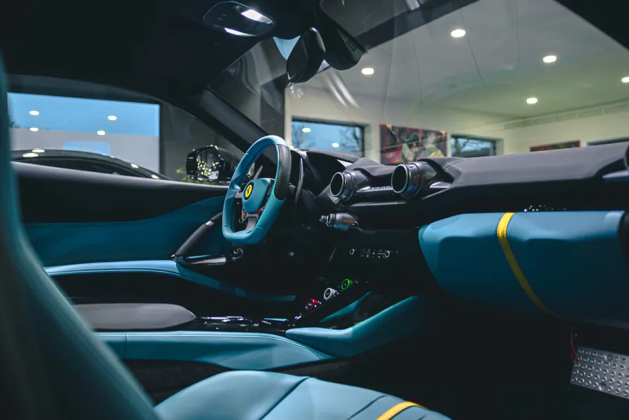Individuell ausgestattetes Ferrari-Cockpit