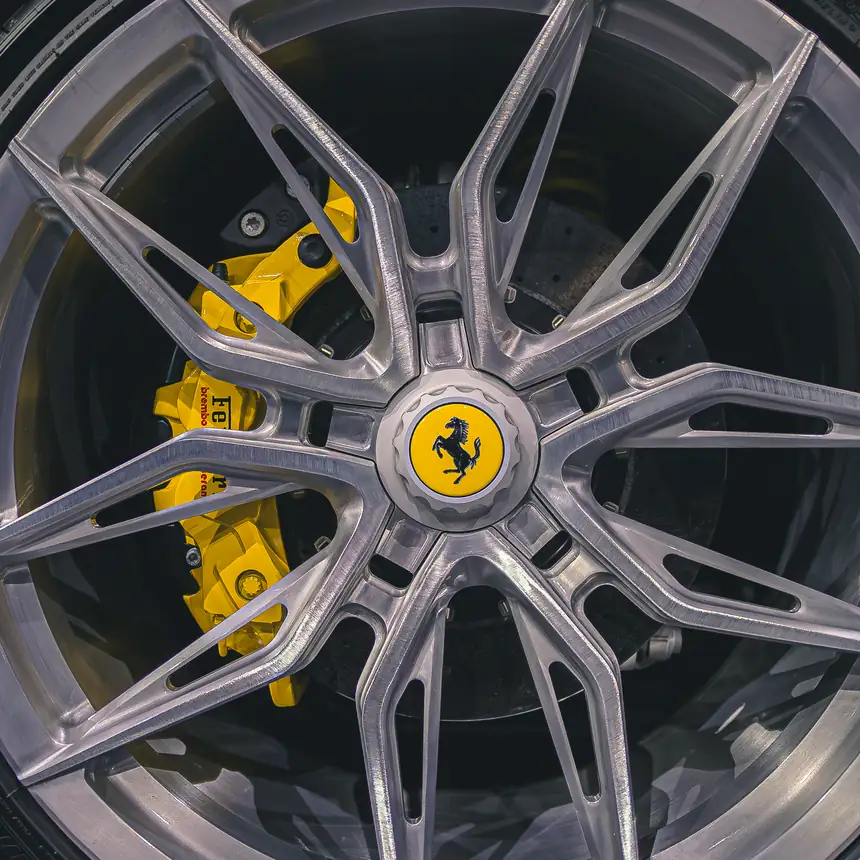 Rad eines Ferrari mit gelber Bremszange