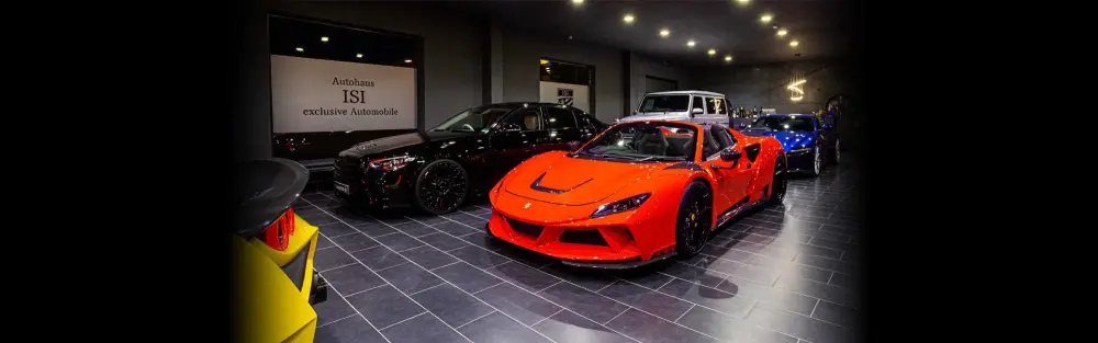 Roter Ferrari im Showroom von Autohaus ISI